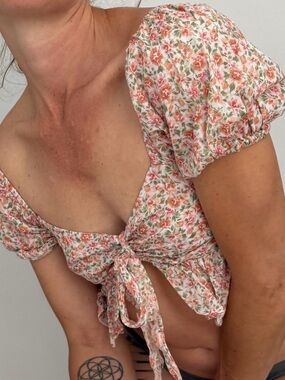 Aeropostale Floral Tie-Front Crop Top in Pink and Green